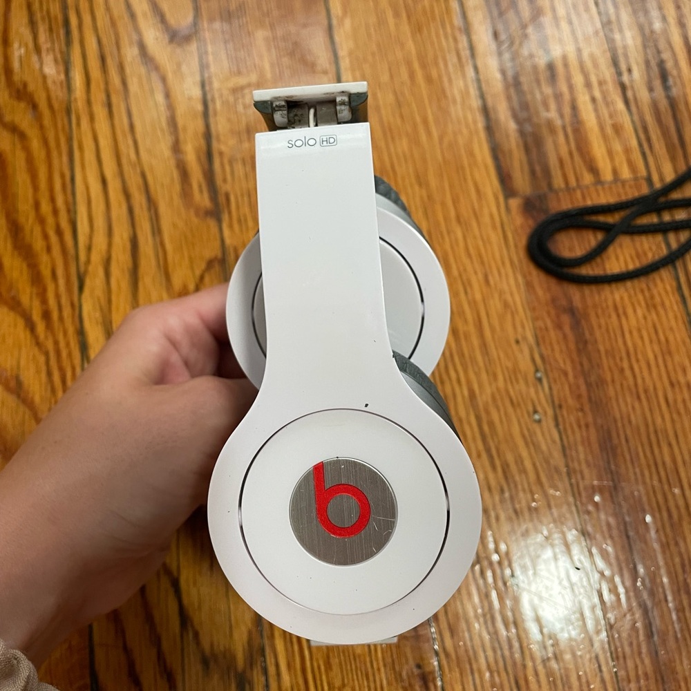Beats Solo HD red and white with case